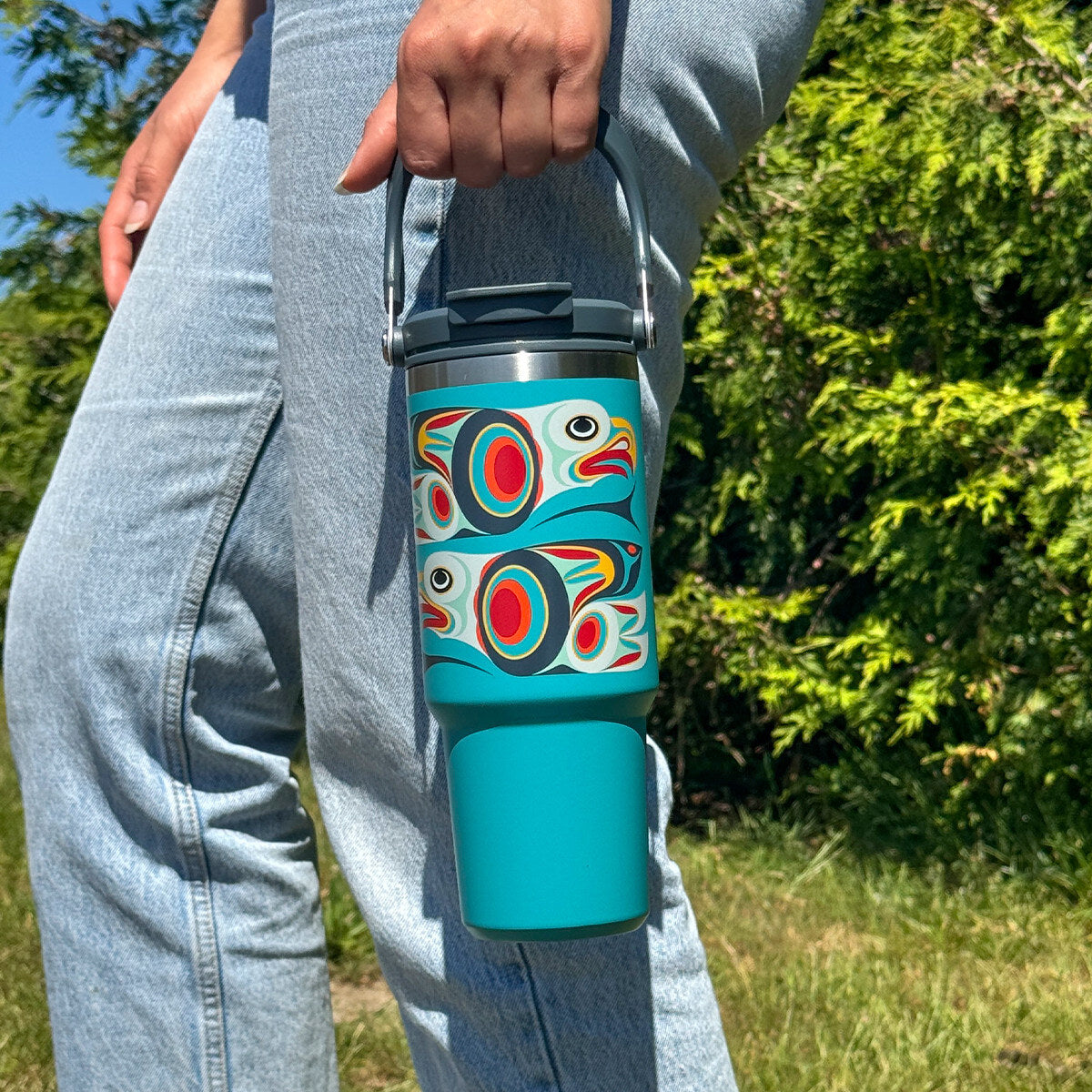 Eagle 30oz tumbler carried by the easy-carry handle outdoors
